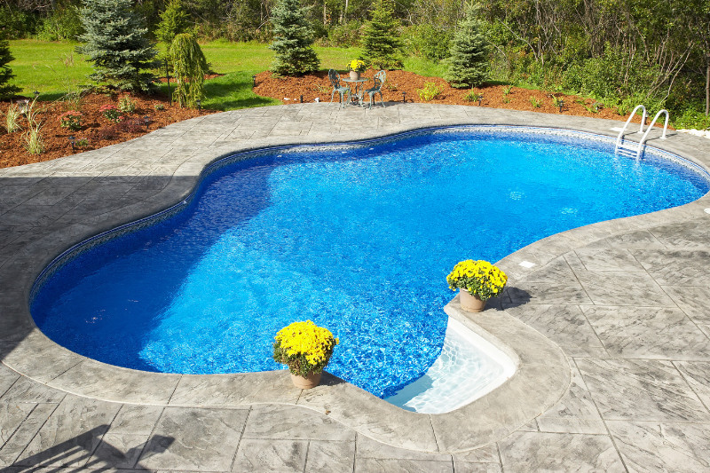 עיצוב אישי לבריכה - בריכת בטון - עמידות, יוקרה ועיצוב בהתאמה אישית